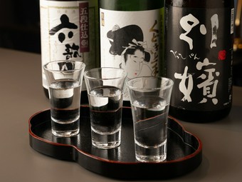 オススメ日本酒の3種の飲み比べも楽しめる