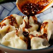 一つ一つ丁寧に手作業で包み込む、ジューシーで満足感たっぷり『水餃子』