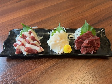 それぞれの個性で食べる人を惹きつける『熊本直送！馬刺三点盛り合わせ』