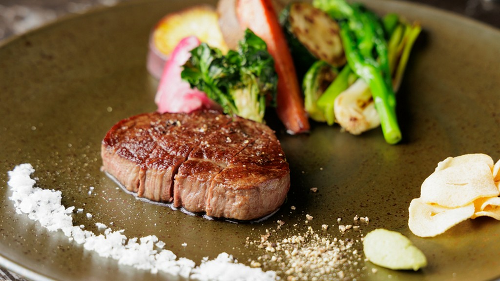 贅沢な和牛の香りと共に、フランベの興奮を味わう『ステーキ』