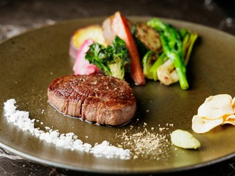 贅沢な和牛の香りと共に、フランベの興奮を味わう『ステーキ』