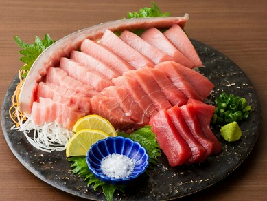 心奪われる断面美、本マグロの極み！『本マグロの腹身　断面刺し』