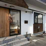 花巻駅から徒歩5分【Badalone】。岩手県の食の魅力をさまざまな視点から楽しめるお店です。メニューは昼夜共に、完全予約制のおまかせコースのみを1日1～2組限定で提供。記念日やお祝いごとにも最適な一軒です。