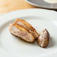 【Badalone】のコースの主体となるのは、県内各地の生産者たちより届けられる、選りすぐりの食材たち。上質な肉、新鮮な野菜、味わい深い酒と、コース内の料理を通して、各作り手たちの想いも実感できます。