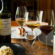 J.S.A ソムリエ・サケディプロマでもあるシェフの奥様が、自信を持って薦めるワイン。地元のワイナリーを中心に、厳選された銘柄を取り揃えています。岩手県の地酒など、和酒洋酒とラインナップも充実しています。