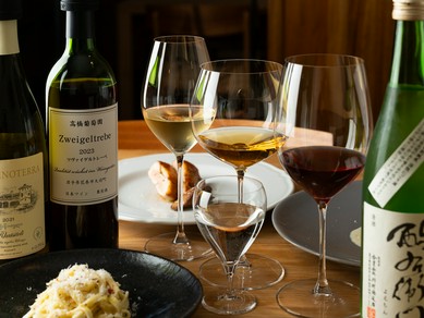 ソムリエの推薦のワインをはじめ、岩手県内の酒も多数