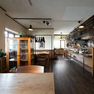 店内は全8席の洗練された佇まい。テーブルやイスも、花巻の職人が手掛けているとのこと。木目を基調とした温もりの空間は、ちょっと良いものを楽しみたい日のデートにも最適。ささやかな贅沢を与えてくれます。