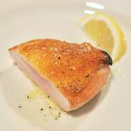 岩手県産の食材と旬とが紡ぐ、おまかせのコース料理。コース内で扱われている「石黒農場　ほろほろ鳥」は、花巻エリアでも希少な存在。ぜひとも食していただきたい、シェフ自慢の逸品です。
