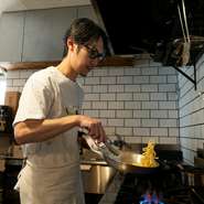 予約制のコースのみというスタイルで、ゲストと食材たちとの最高の形の巡り合いを演出。ゲストのドリンクに合わせた、味付けの微調整といった、ゲストに寄り添うおもてなしも、1日数組限定＆予約制のメリットです。