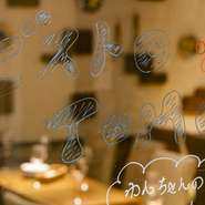 南ヨーロッパをイメージし、隠れ家的な雰囲気の【ビストロ　TOMO】。料理の質にも雰囲気にもこだわりたい、大人のデートに最適な一軒です。記念日から普段使いまで、幅広く活躍してくれます。