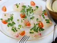 春夏秋冬、四季折々の味。旬の逗子小坪産鮮魚を使った日替わりの一皿『本日のカルパッチョ』
