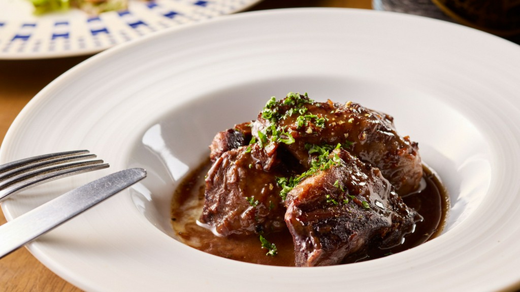 牛ホホ肉の赤ワイン煮込み