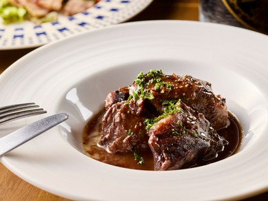 牛ホホ肉の赤ワイン煮込み