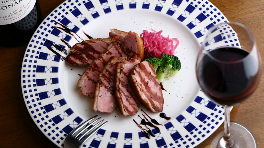 ワインとのマリアージュを。皮はパリッと中はジューシーに焼き上げた鴨胸肉『鴨胸肉のロースト』