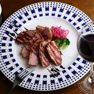 鴨肉と赤ワインの相性を1つにした料理です。甘酸っぱい赤ワインソースは鴨肉の肉汁とよく合い、旨みを引き立てます。皮はパリッと中はジューシーに焼き上げた鴨胸肉を堪能できます。