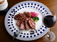 ワインとのマリアージュを。皮はパリッと中はジューシーに焼き上げた鴨胸肉『鴨胸肉のロースト』