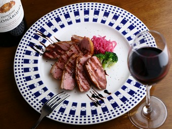 ワインとのマリアージュを。皮はパリッと中はジューシーに焼き上げた鴨胸肉『鴨胸肉のロースト』