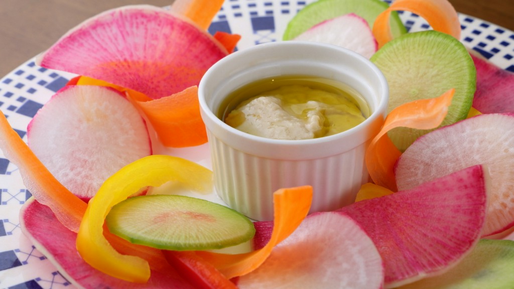 見て食べて喜んでもらえる。色鮮やかにテーブルを彩る、新鮮鎌倉野菜の『バーニャカウダ』