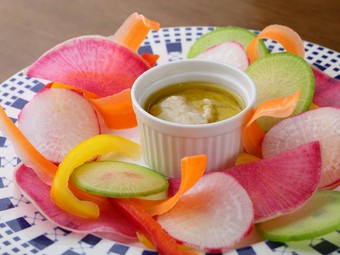 見て食べて喜んでもらえる。色鮮やかにテーブルを彩る、新鮮鎌倉野菜の『バーニャカウダ』