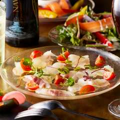 春夏秋冬、四季折々の味。旬の逗子小坪産鮮魚を使った日替わりの一皿『本日のカルパッチョ』