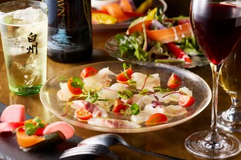 春夏秋冬、四季折々の味。旬の逗子小坪産鮮魚を使った日替わりの一皿『本日のカルパッチョ』