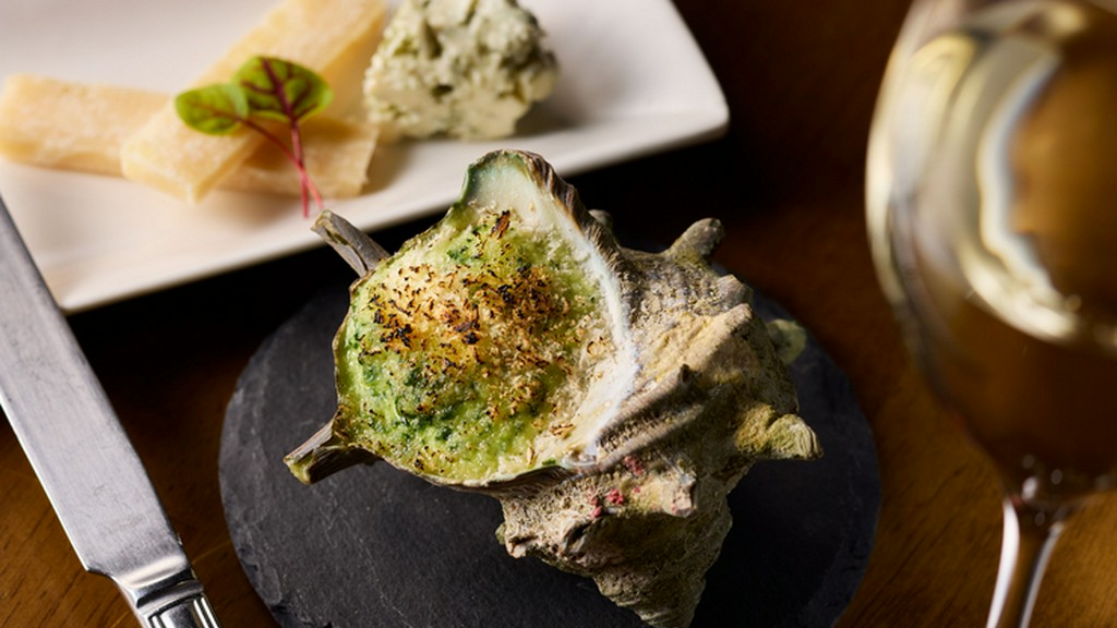 香ばしい風味が食欲をそそる『サザエのガーリックバター焼き』