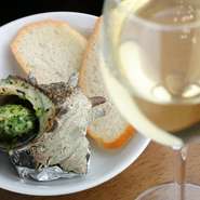 生でも食べられる鮮度のいい逗子小坪産サザエを使用。独自の配合でつくった自家製ガーリックバターをたっぷりつけて、オーブンで焼いた料理人自慢の逸品です。香ばしいガーリックの風味が食欲をそそります。