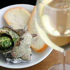 香ばしい風味が食欲をそそる『サザエのガーリックバター焼き』