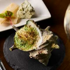 香ばしい風味が食欲をそそる『サザエのガーリックバター焼き』