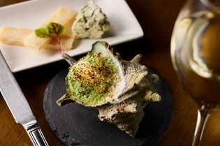 香ばしい風味が食欲をそそる『サザエのガーリックバター焼き』