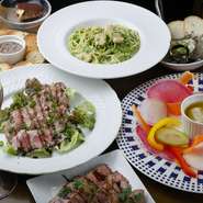 毎朝採れたばかりの新鮮な鎌倉野菜や、毎朝買い付ける小坪産鮮魚にこだわった料理を提供しています。朝採れたてのシャキシャキな珍しい野菜も日替わりで登場、提供の際に丁寧に説明もしています。