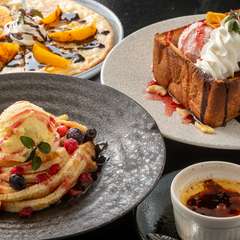 和洋中の料理から、豊富なドリンク。はたまたデザートも豊富に取り揃えております。