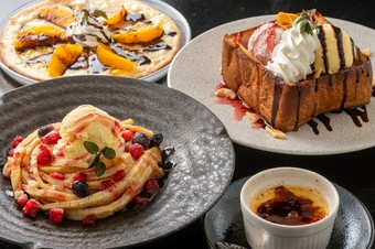 和洋中の料理から、豊富なドリンク。はたまたデザートも豊富に取り揃えております。