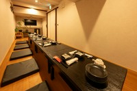 店内はカウンター席から半個室、個室、お子様連れのお客様も安心の地下個室等 さまざまなお席がございます。