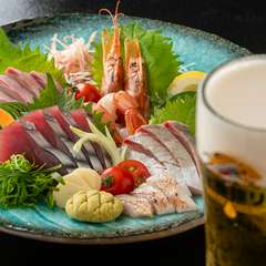 ［オススメ］〈海鮮〉本日のお刺身盛り合わせ (たたき含む) 2人前から