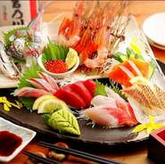 日本海で水揚げされた、その季節で一番おいしい鮮魚が毎日入荷しています。また、農家から直接仕入れる旬の彩り野菜も魅力の一つ。おいしい料理とおいしいお酒で会話も弾むこと間違いありません。