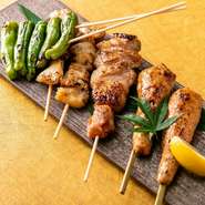 産地直送の新鮮な食材を使用し、その日のオススメをおまかせで5点盛りにした一皿。一串ずつ丁寧に串打ちし、炭火で焼き上げています。絶妙な焼き加減とタレの味がたまりません。