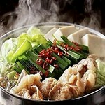 本場博多の定番メニュー。鮮度のよい国産牛モツを使用し、モツのプリプリ感、甘みと脂の旨みを堪能できる一品です。豊かな香りやコク深さは、一度味わえば忘れられない美味。ぜひ堪能あれ。