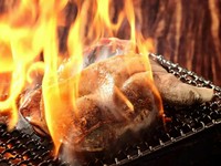 肉の旨みを炭火焼きの香ばしい香りが包み込み、口中に豊かな旨みが広がる『名古屋コーチンの炭火焼き』