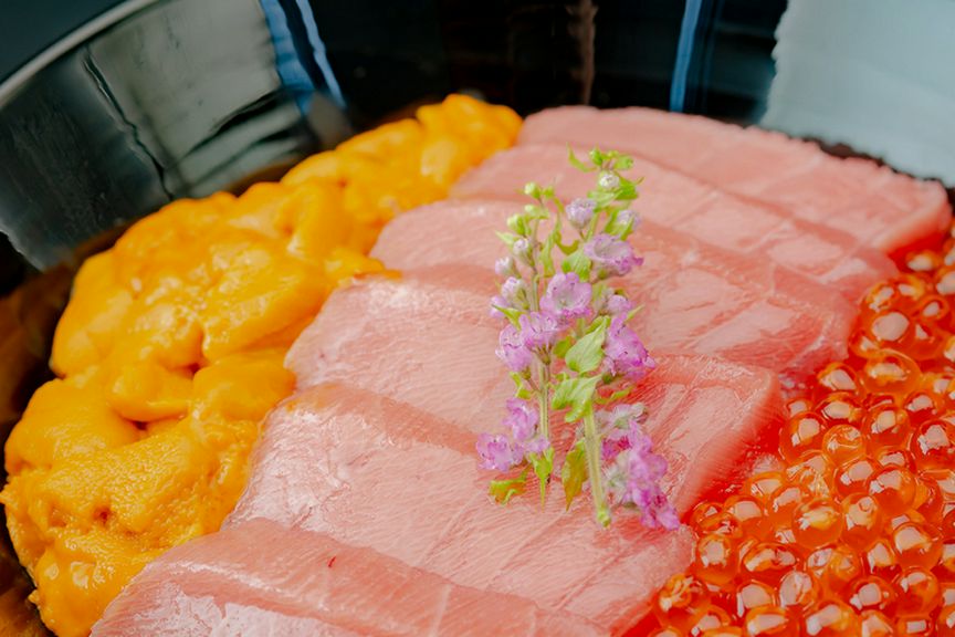 自分へのご褒美に、ゆっくりと極上の海鮮丼を堪能する贅沢。