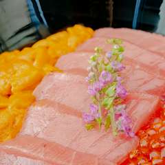 自分へのご褒美に、ゆっくりと極上の海鮮丼を堪能する贅沢。