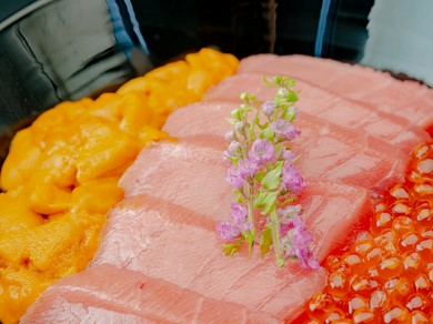 自分へのご褒美に、ゆっくりと極上の海鮮丼を堪能する贅沢。