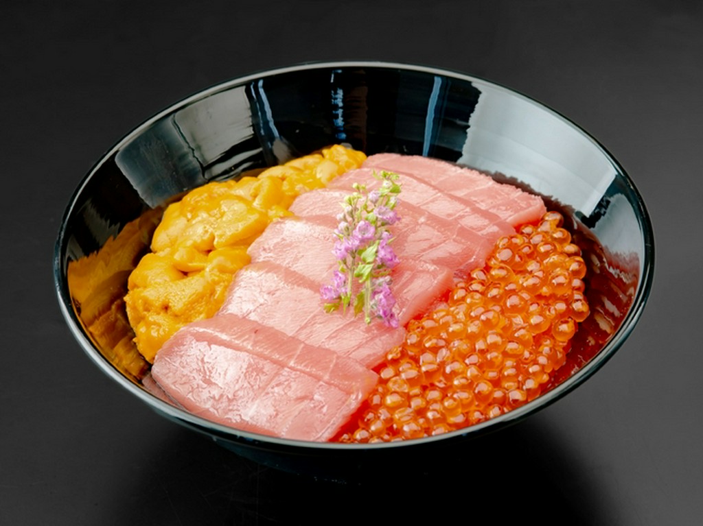 ミシュラン二つ星「群来膳」監修の贅沢を尽くした海鮮丼『琥珀』