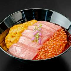 ミシュラン二つ星「群来膳」監修の贅沢を尽くした海鮮丼『琥珀』