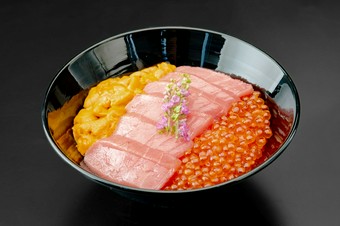 ミシュラン二つ星「群来膳」監修の贅沢を尽くした海鮮丼『琥珀』