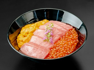 ミシュラン二つ星「群来膳」監修の贅沢を尽くした海鮮丼『琥珀』