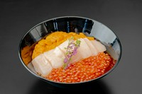濃厚な旨みが口いっぱいに広がるウニ、とろける甘みがたまらないホタテ、濃厚ないくら。厳選された海の幸を贅沢に盛り付けました。一口食べれば、至福の時間。自分へのご褒美にぜひどうぞ。