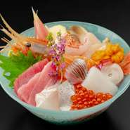 当店の看板商品！北海道の豊かな海の幸を存分に堪能できる贅沢な海鮮丼。新鮮な本マグロや中トロ、ボタンエビ、キンキなど、15品もの海鮮が彩り豊かに並び、目でも楽しめる逸品です。
