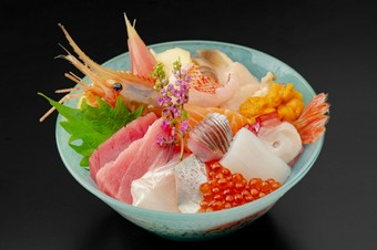 新鮮な北海道の海の幸が詰まった『真海特選海宝丼：翡翠』小樽の名店「群来膳」進藤勝利氏監修