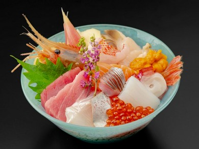 新鮮な北海道の海の幸が詰まった『真海特選海宝丼：翡翠』小樽の名店「群来膳」進藤勝利氏監修